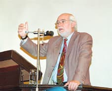 Antonio Elizalde durante una intervención pública